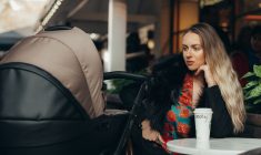 Práce na mateřské a rodičovské v roce 2026: Přivýdělek, rekvalifikace i nový začátek kariéry